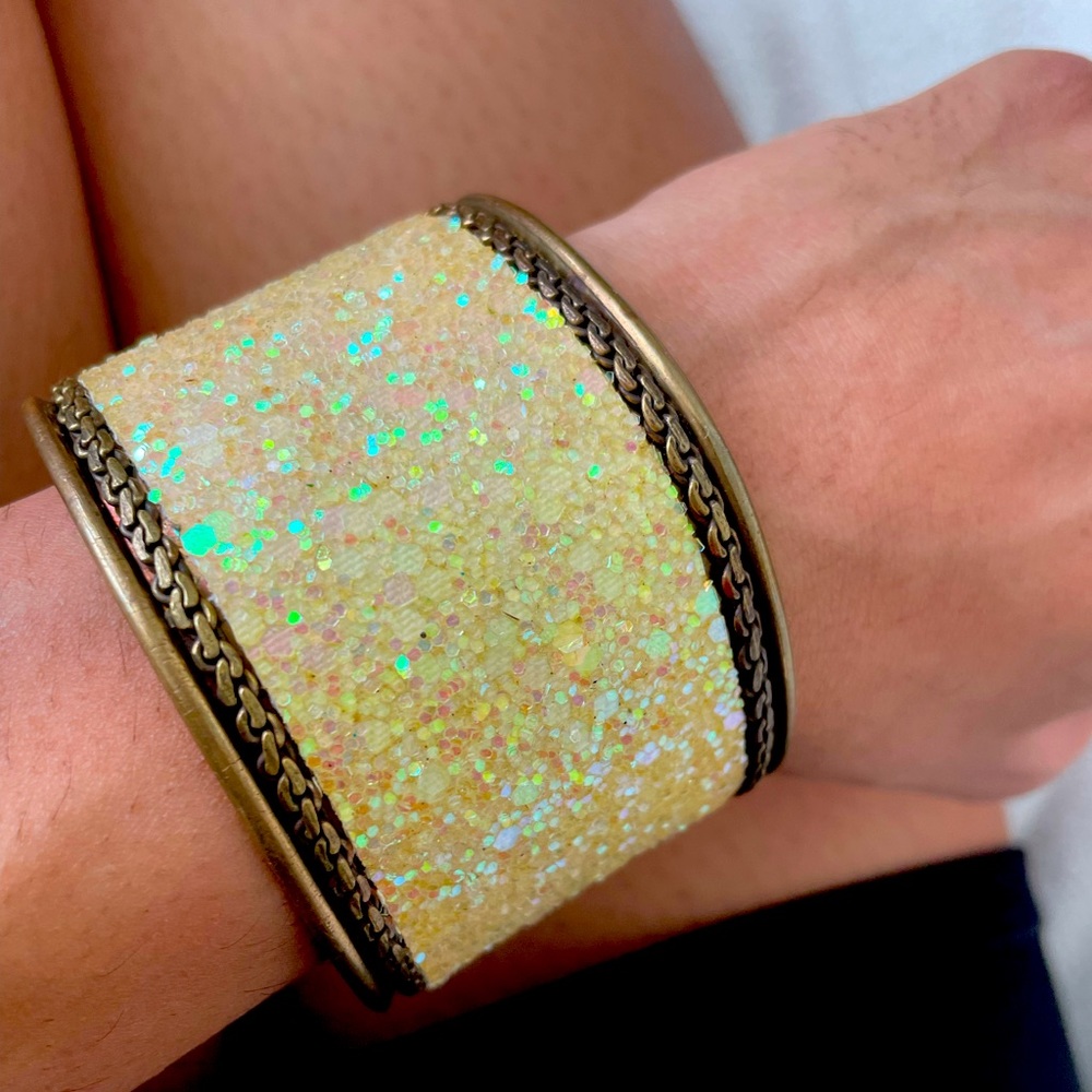 Off white / yellow gold shimmery bracelet